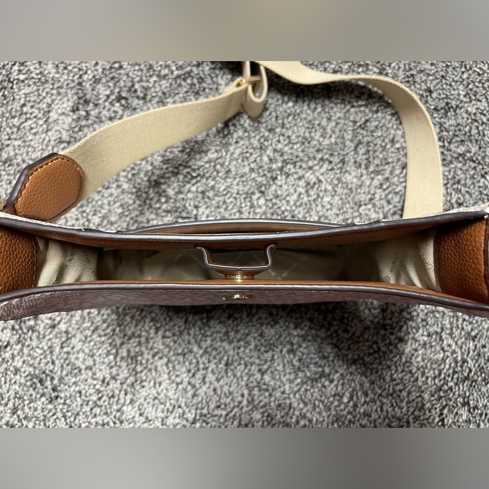 New Michael Kors small messenger bag - Picture 3 of 4